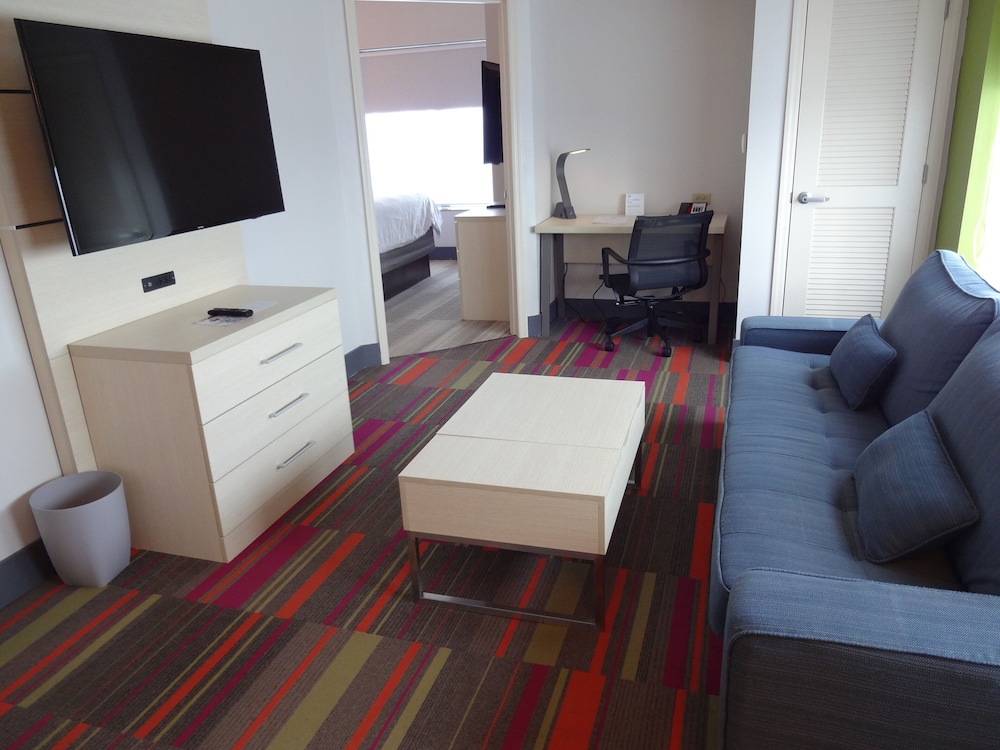 Holiday Inn Express & Suites, International Drive by IHG — Hotel rooms in Orlando, Florida