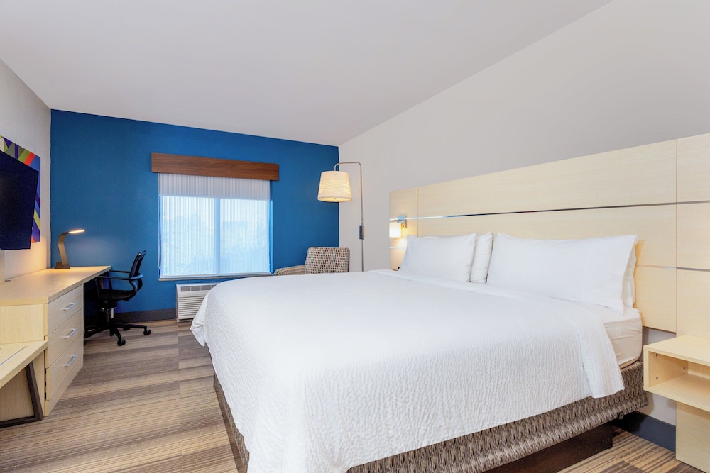 Holiday Inn Express & Suites, International Drive by IHG — Hotel rooms in Orlando, Florida