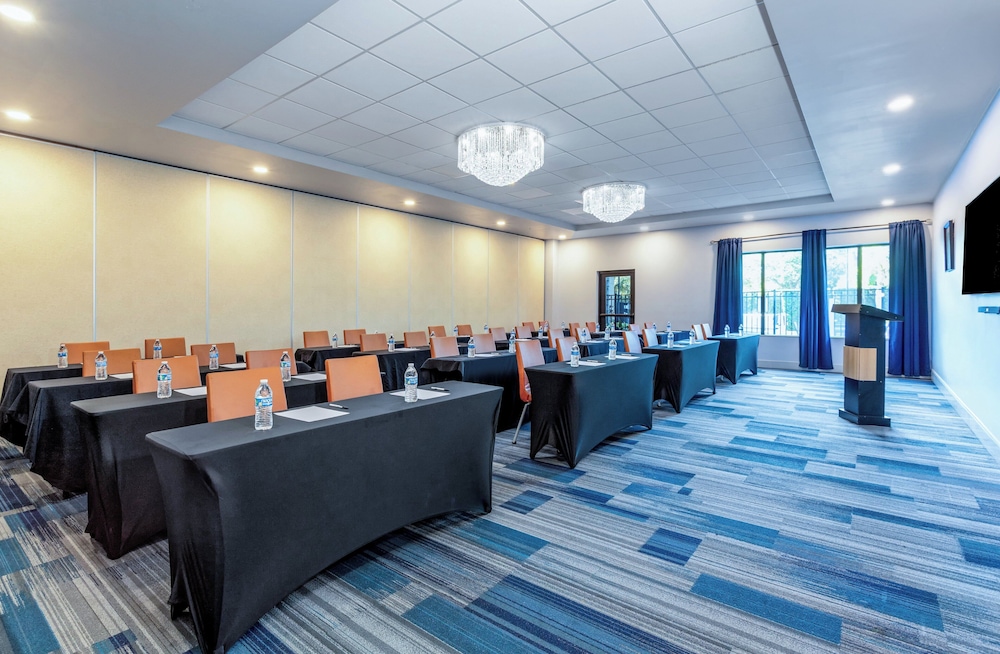 Holiday Inn Express & Suites, International Drive by IHG — Hotel building in Orlando, Florida