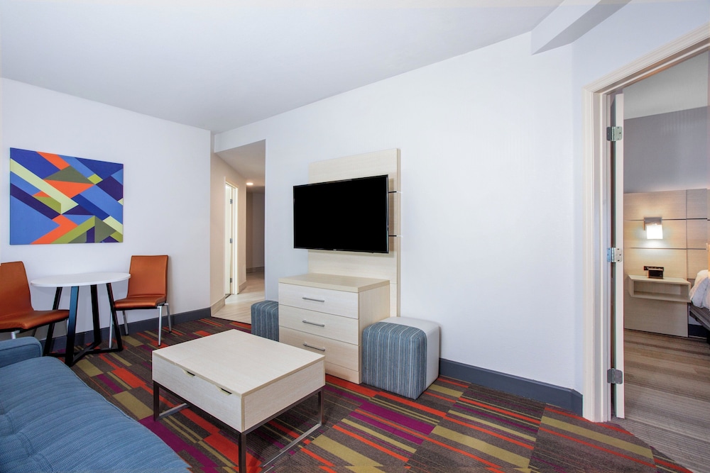 Holiday Inn Express & Suites, International Drive by IHG — Hotel rooms in Orlando, Florida