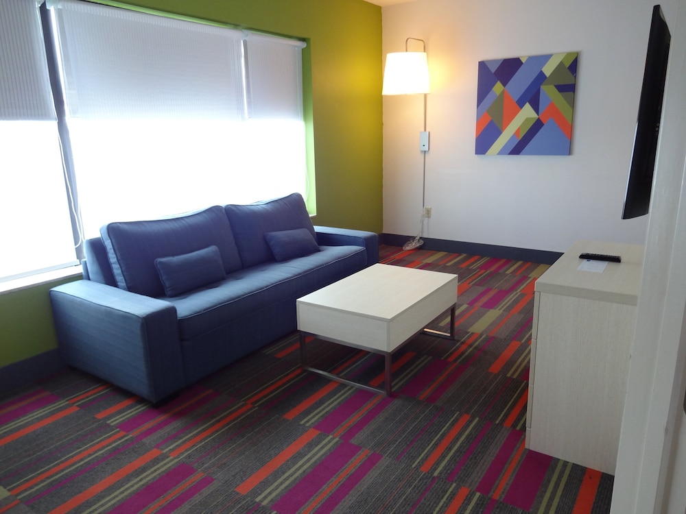 Holiday Inn Express & Suites, International Drive by IHG — Hotel rooms in Orlando, Florida