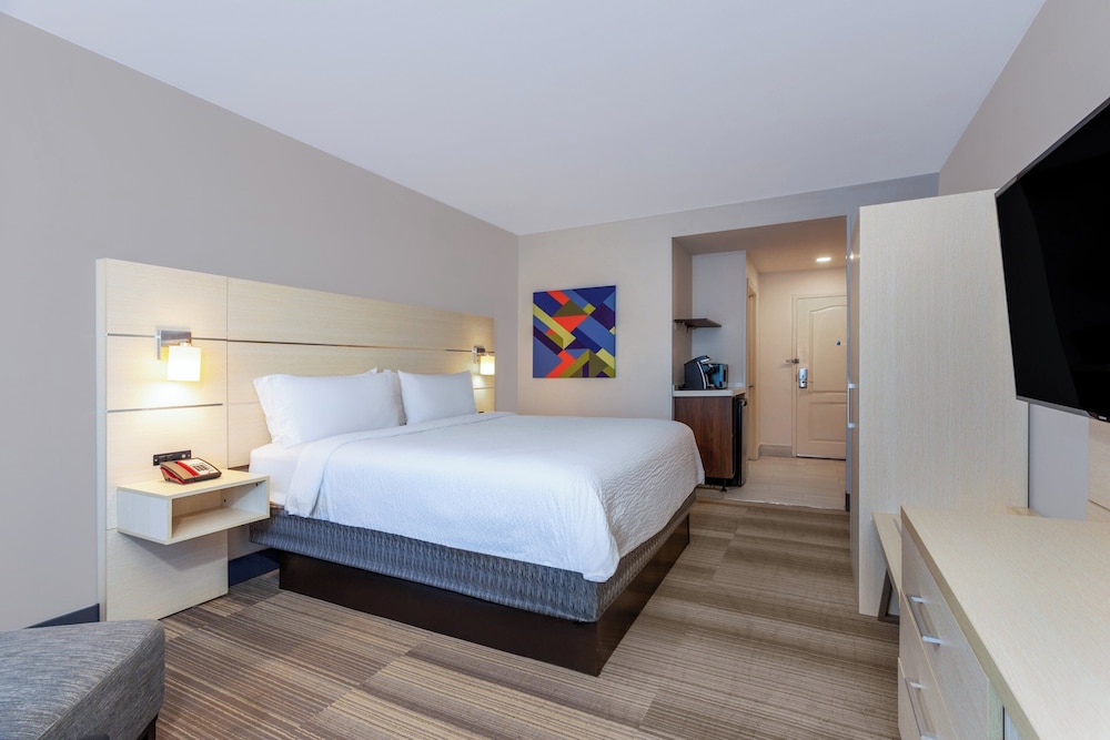 Holiday Inn Express & Suites, International Drive by IHG — Hotel rooms in Orlando, Florida