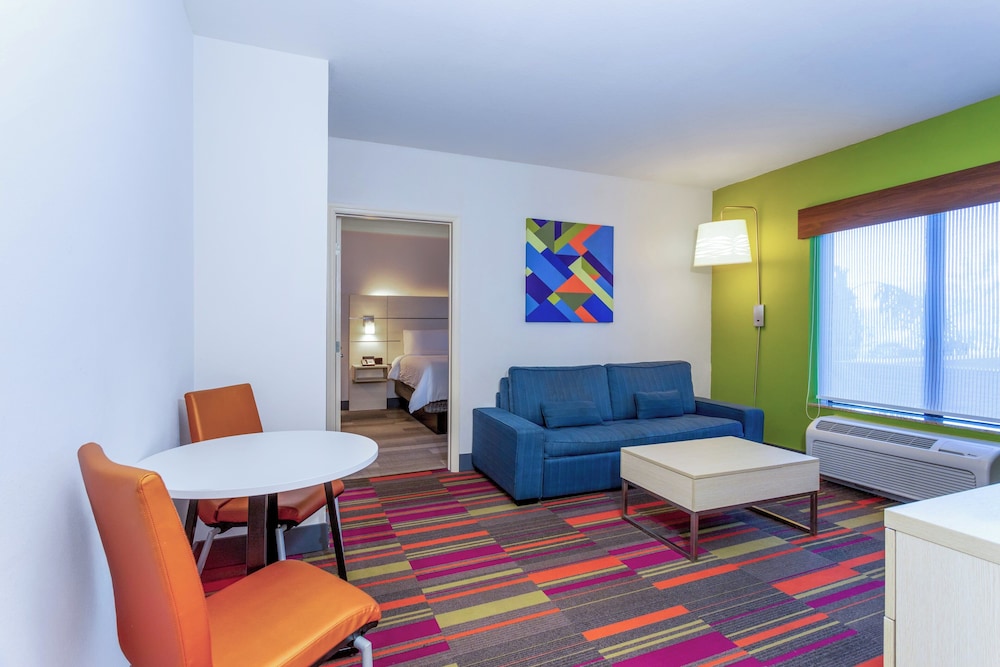 Holiday Inn Express & Suites, International Drive by IHG — Hotel rooms in Orlando, Florida