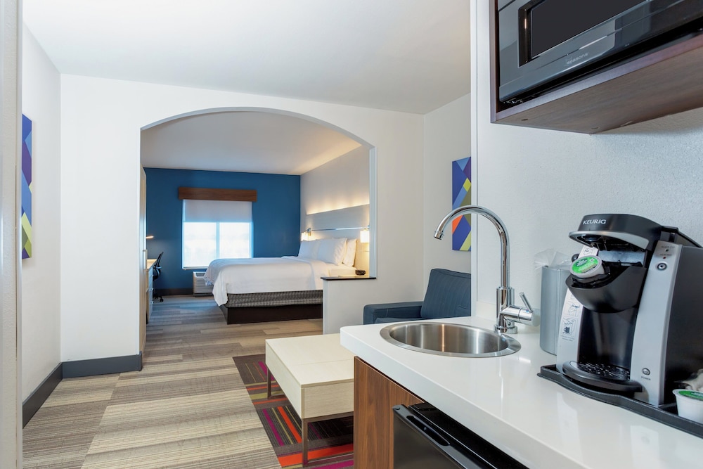 Holiday Inn Express & Suites, International Drive by IHG — Hotel rooms in Orlando, Florida