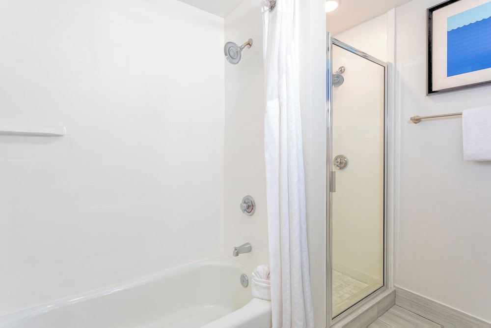 Holiday Inn Express & Suites, International Drive by IHG — Hotel rooms in Orlando, Florida