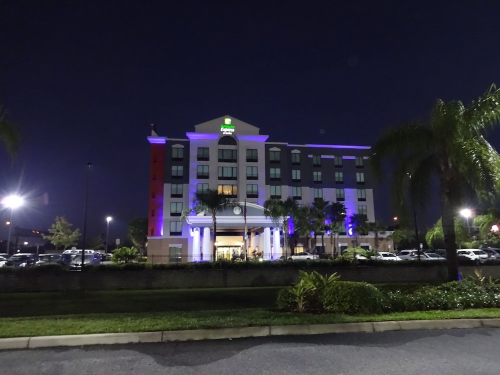 Holiday Inn Express & Suites, International Drive by IHG — Hotel building in Orlando, Florida