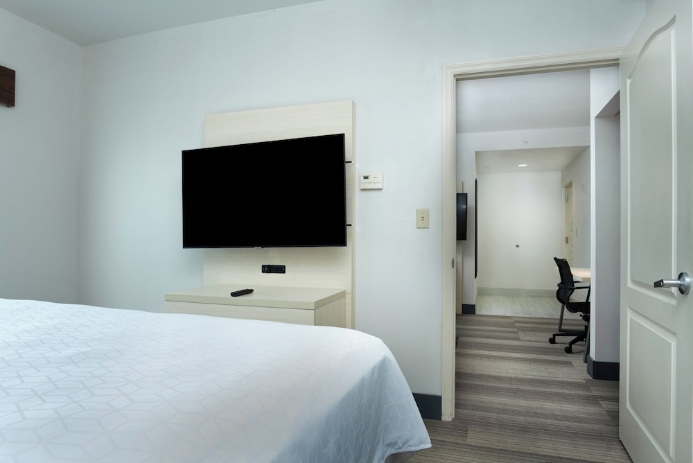 Holiday Inn Express & Suites, International Drive by IHG — Hotel rooms in Orlando, Florida
