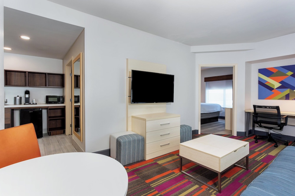 Holiday Inn Express & Suites, International Drive by IHG — Hotel rooms in Orlando, Florida