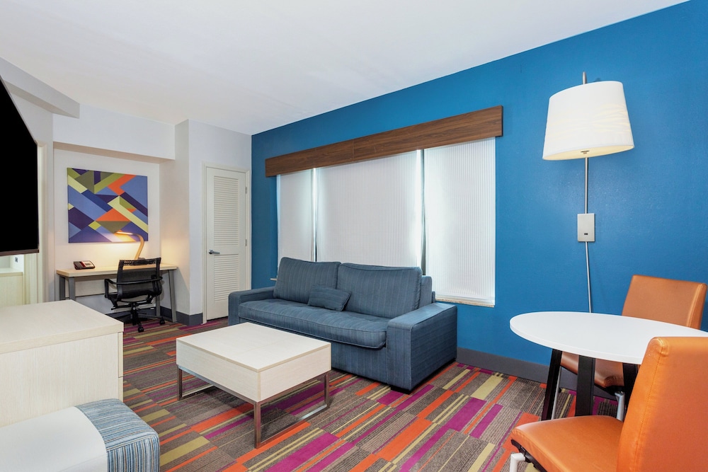 Holiday Inn Express & Suites, International Drive by IHG — Hotel rooms in Orlando, Florida