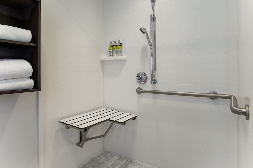 Holiday Inn Express & Suites, International Drive by IHG — Hotel rooms in Orlando, Florida