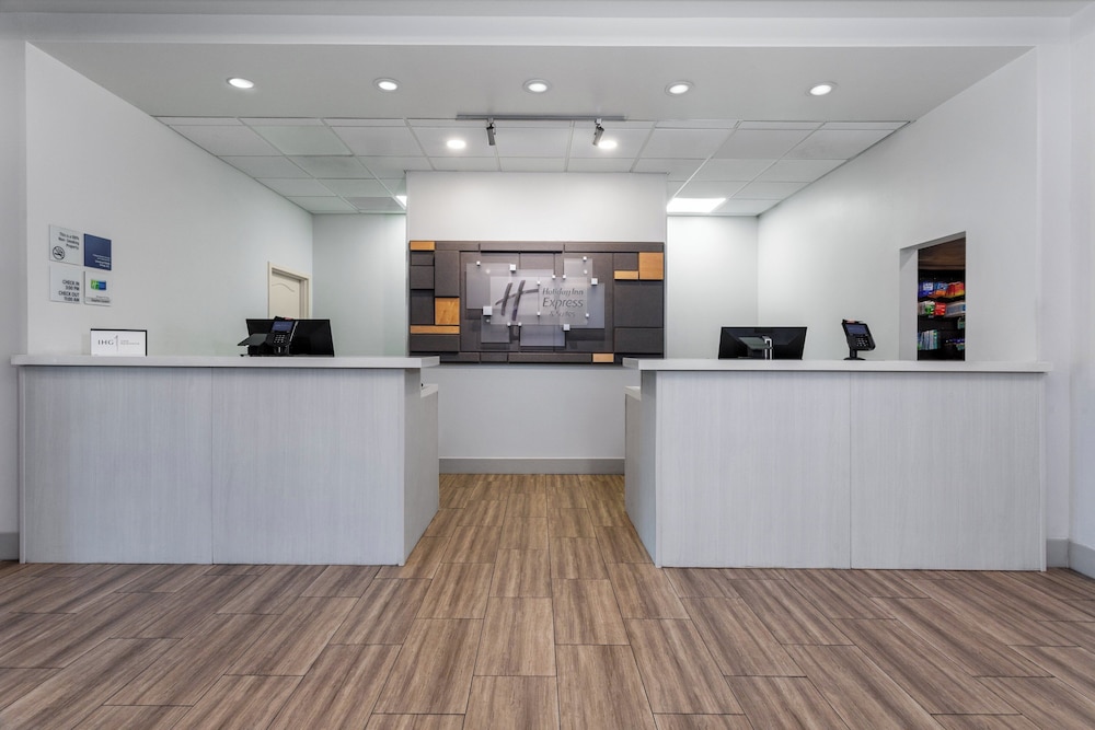 Holiday Inn Express & Suites, International Drive by IHG — Hotel building in Orlando, Florida