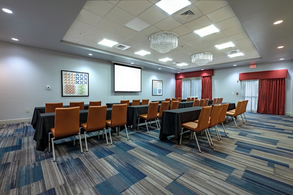 Holiday Inn Express & Suites, International Drive by IHG — Hotel building in Orlando, Florida