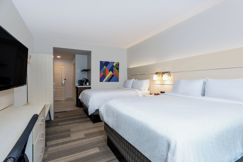 Holiday Inn Express & Suites, International Drive by IHG — Hotel rooms in Orlando, Florida