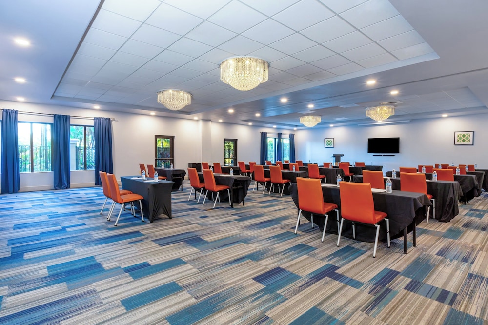 Holiday Inn Express & Suites, International Drive by IHG — Hotel building in Orlando, Florida