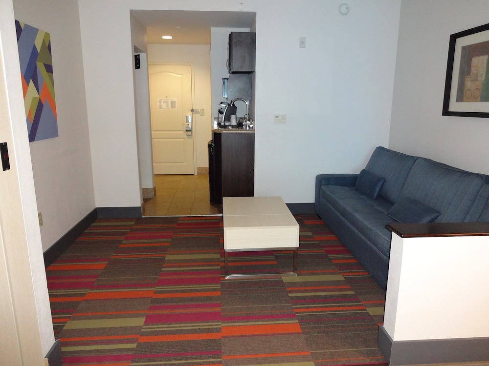 Holiday Inn Express & Suites, International Drive by IHG — Hotel rooms in Orlando, Florida