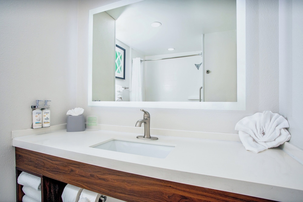 Holiday Inn Express & Suites, International Drive by IHG — Hotel rooms in Orlando, Florida
