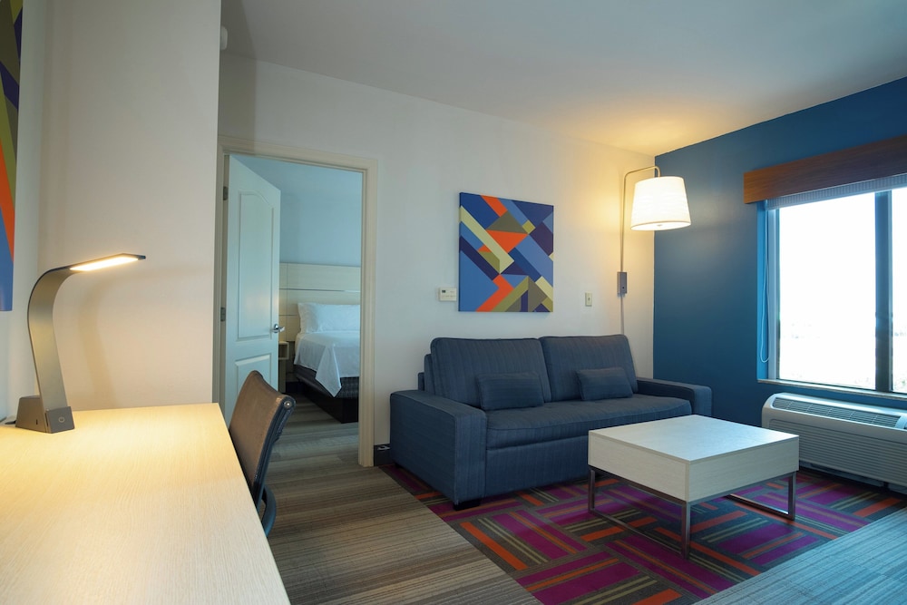 Holiday Inn Express & Suites, International Drive by IHG — Hotel rooms in Orlando, Florida