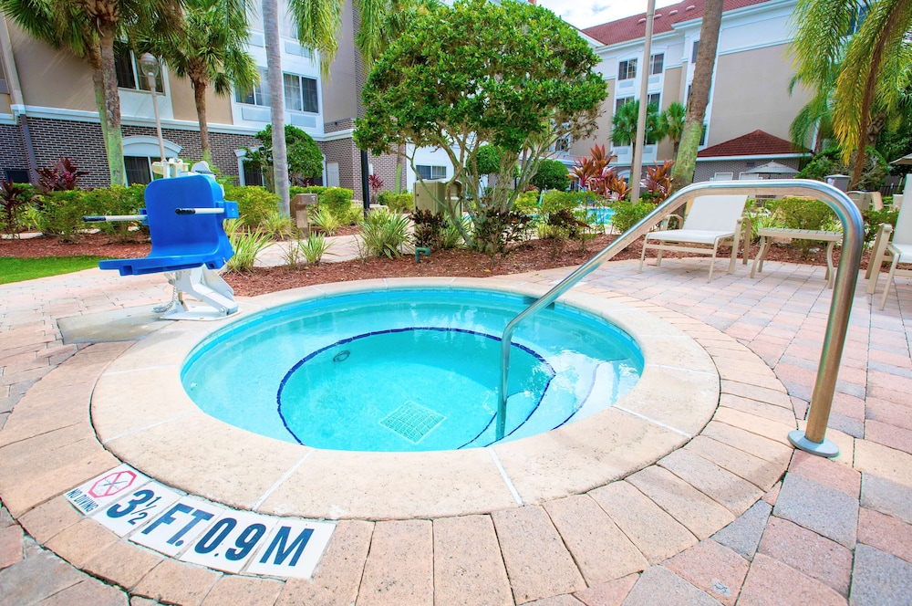 Best Western Plus Orlando Lake Buena Vista South Inn & Suites — Swimming pool in Kissimmee, Florida