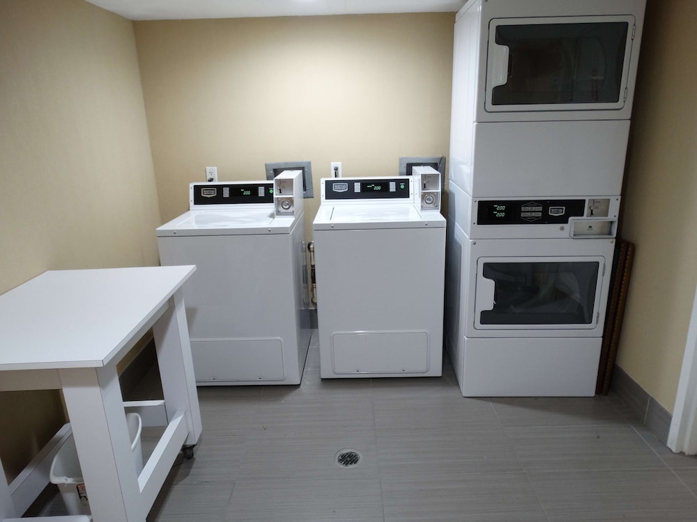 Best Western Plus Orlando Lake Buena Vista South Inn & Suites — Hotel building in Kissimmee, Florida