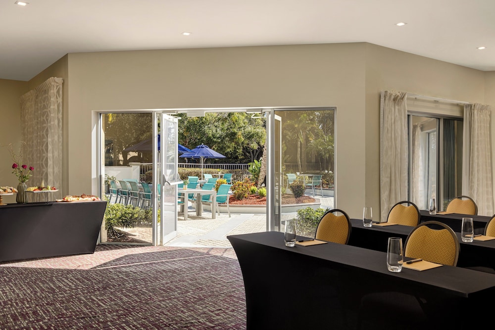 Crowne Plaza Orlando - Lake Buena Vista  by IHG — Restaurant & bars in Orlando, Florida