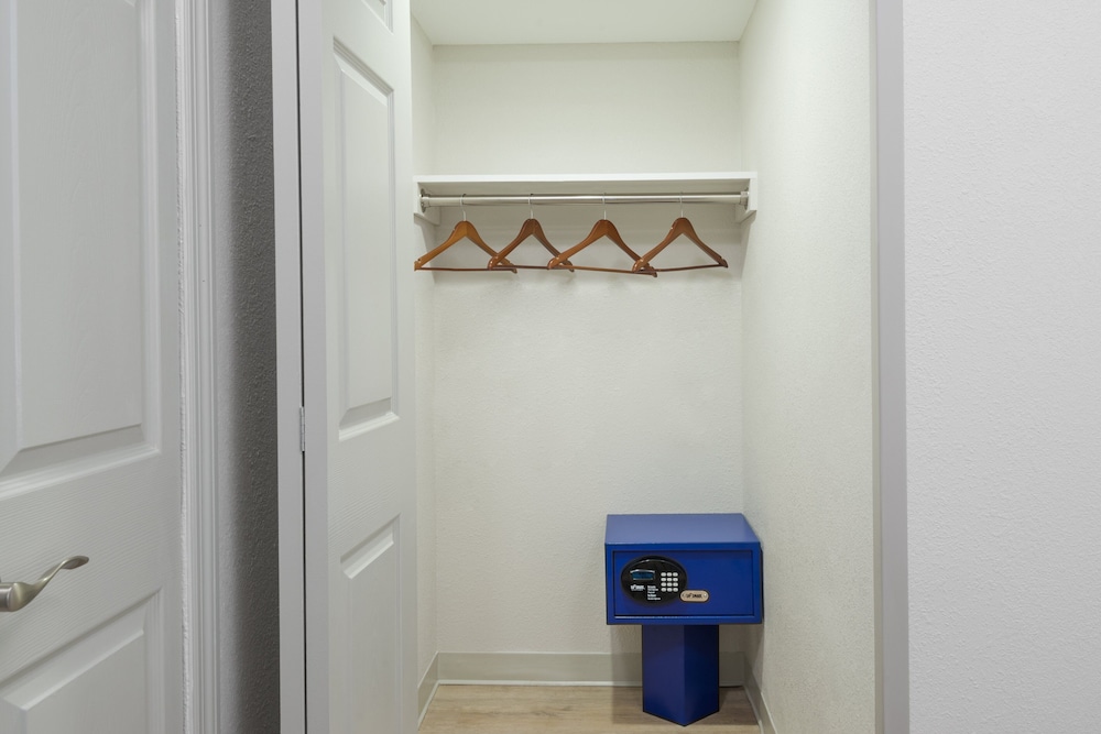 Holiday Inn Express & Suites Nearest Universal Orlando by IHG — Hotel rooms in Orlando, Florida