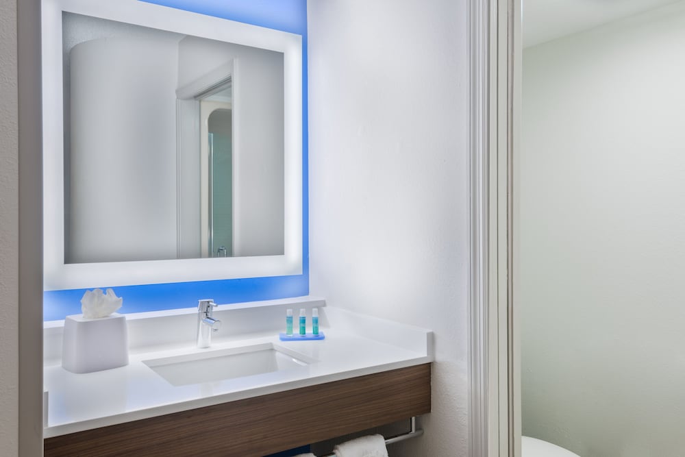 Holiday Inn Express & Suites Nearest Universal Orlando by IHG — Hotel rooms in Orlando, Florida