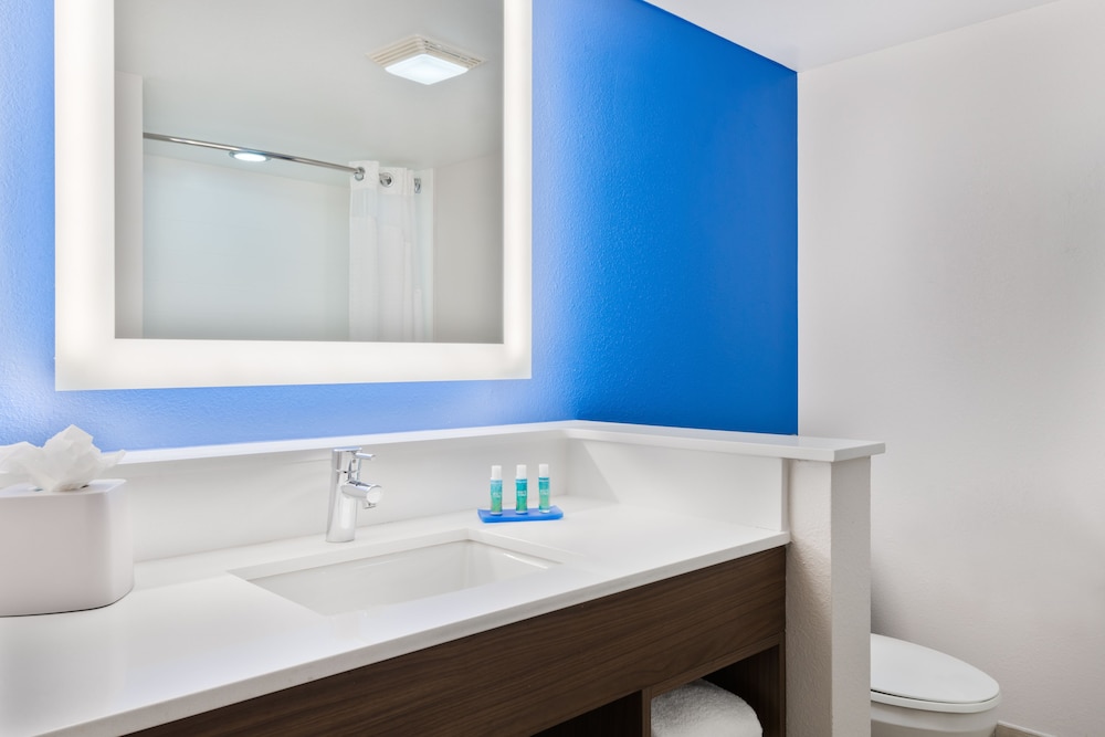 Holiday Inn Express & Suites Nearest Universal Orlando by IHG — Hotel rooms in Orlando, Florida