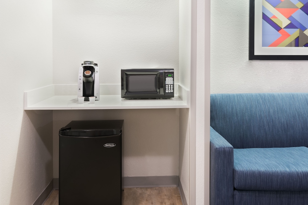 Holiday Inn Express & Suites Nearest Universal Orlando by IHG — Hotel rooms in Orlando, Florida