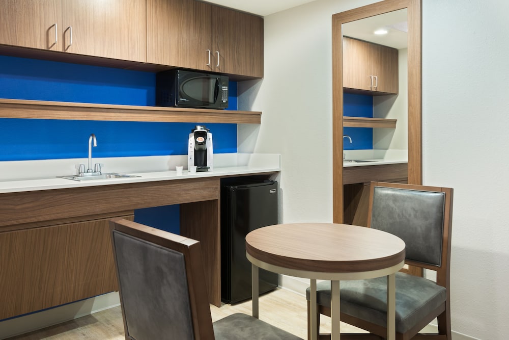 Holiday Inn Express & Suites Nearest Universal Orlando by IHG — Hotel rooms in Orlando, Florida