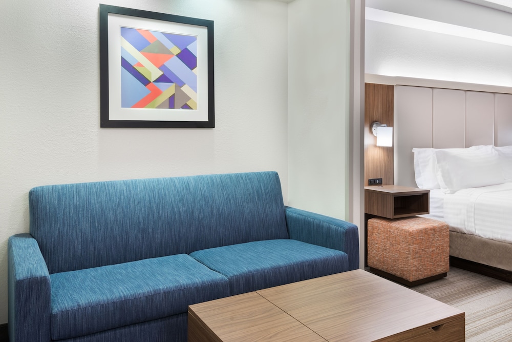 Holiday Inn Express & Suites Nearest Universal Orlando by IHG — Hotel rooms in Orlando, Florida