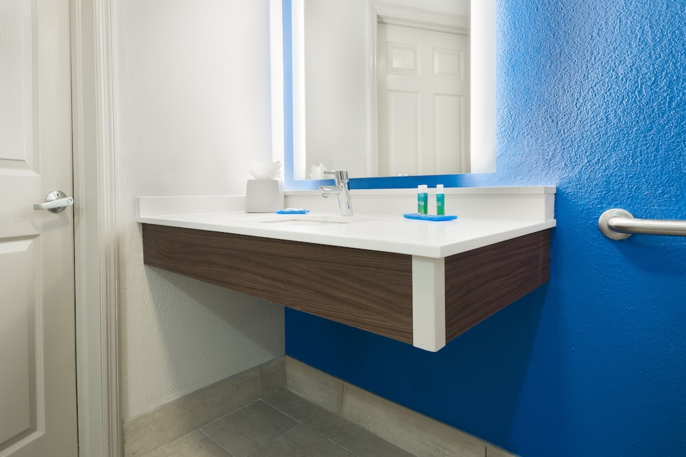 Holiday Inn Express & Suites Nearest Universal Orlando by IHG — Hotel rooms in Orlando, Florida