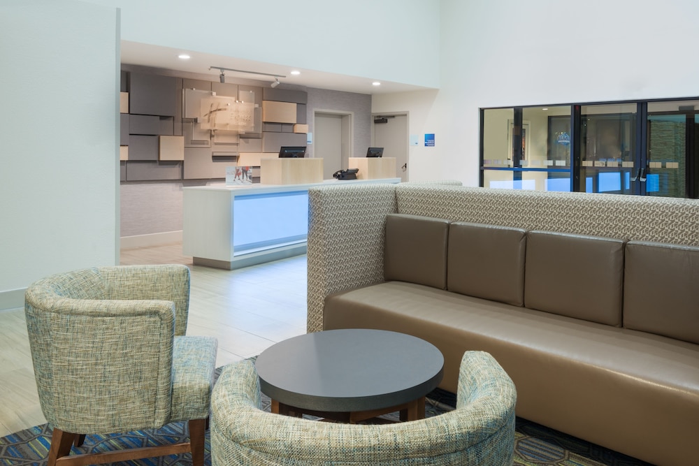 Holiday Inn Express & Suites Nearest Universal Orlando by IHG — Hotel building in Orlando, Florida