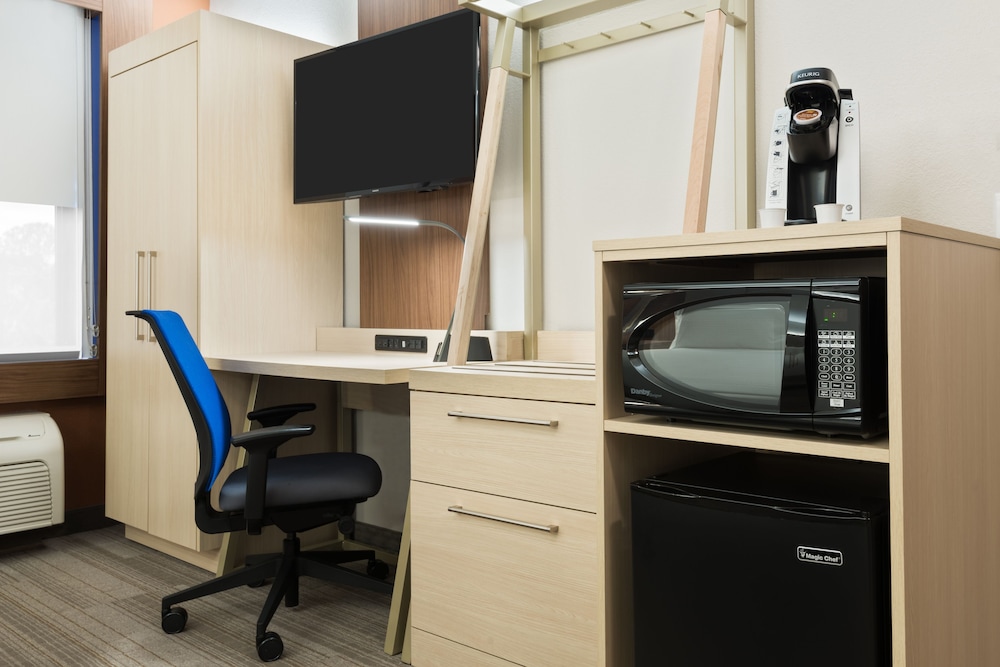 Holiday Inn Express & Suites Nearest Universal Orlando by IHG — Hotel rooms in Orlando, Florida