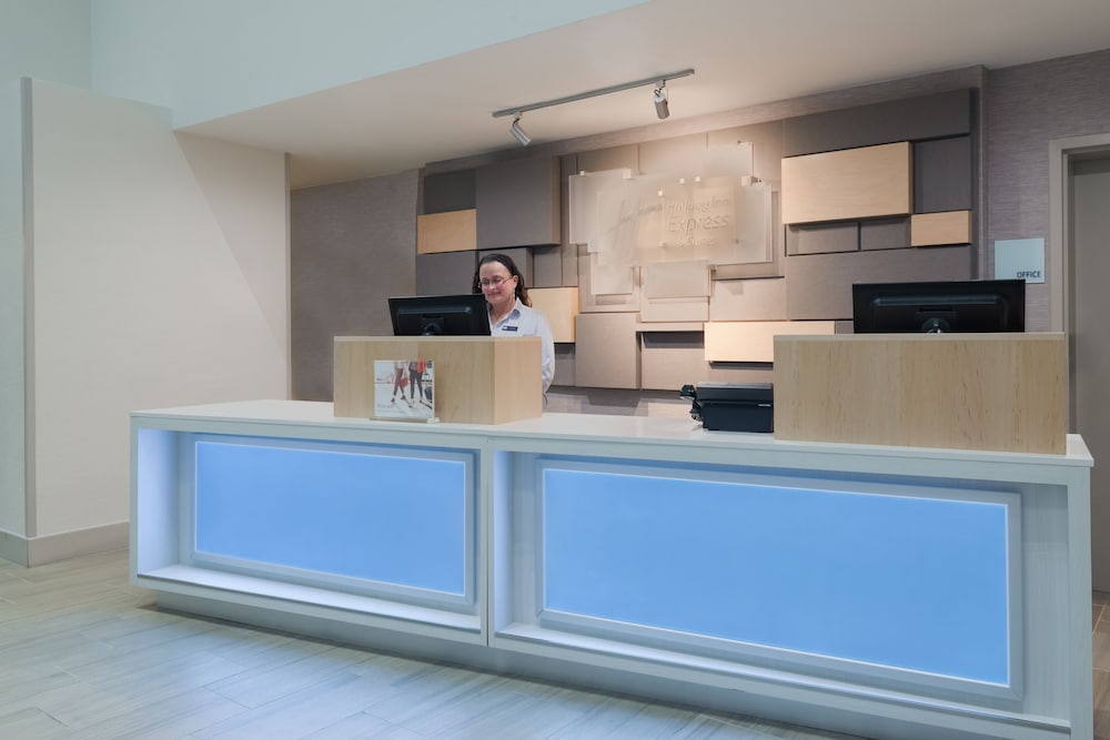 Holiday Inn Express & Suites Nearest Universal Orlando by IHG — Hotel building in Orlando, Florida