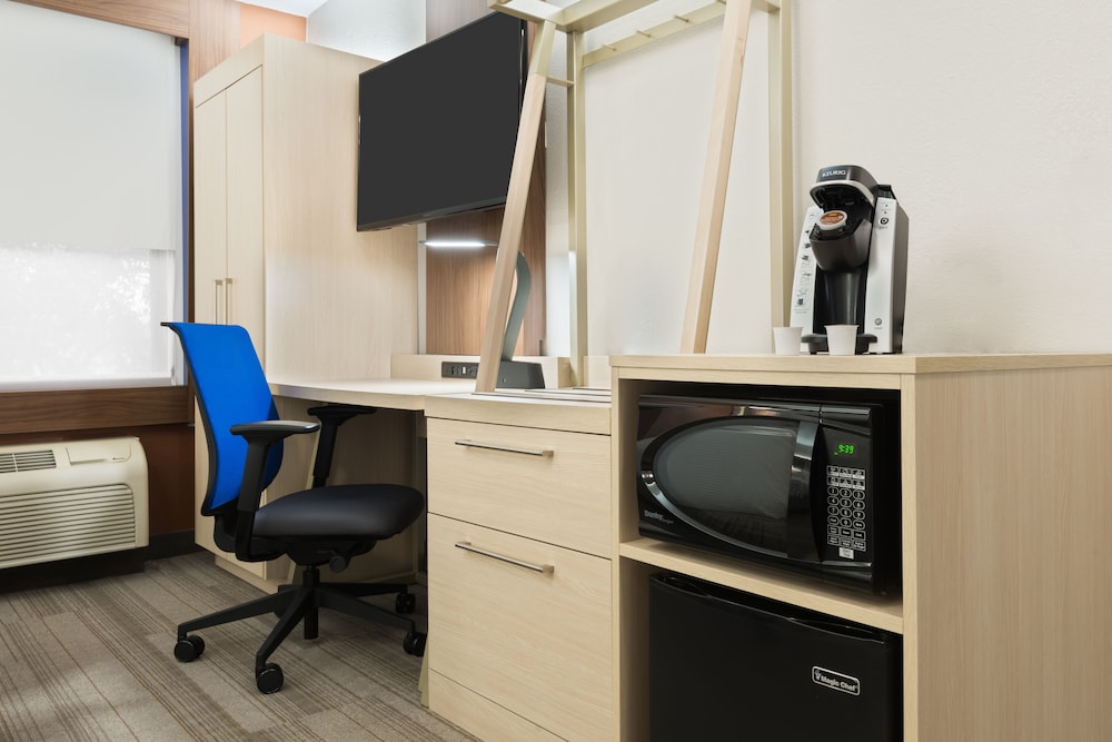 Holiday Inn Express & Suites Nearest Universal Orlando by IHG — Hotel rooms in Orlando, Florida