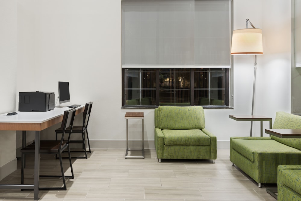 Holiday Inn Express & Suites Nearest Universal Orlando by IHG — Hotel rooms in Orlando, Florida