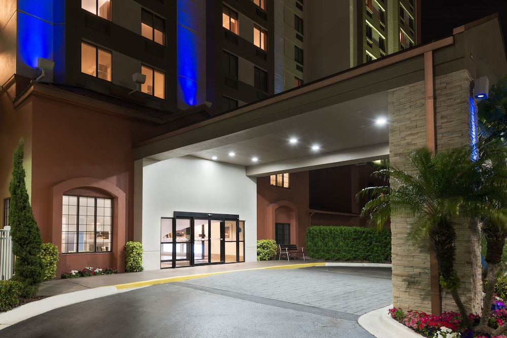 Holiday Inn Express & Suites Nearest Universal Orlando by IHG — Hotel building in Orlando, Florida