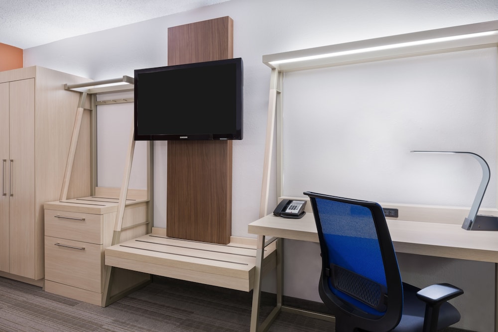 Holiday Inn Express & Suites Nearest Universal Orlando by IHG — Hotel rooms in Orlando, Florida