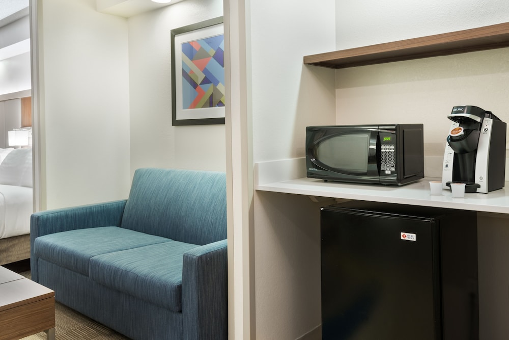 Holiday Inn Express & Suites Nearest Universal Orlando by IHG — Hotel rooms in Orlando, Florida