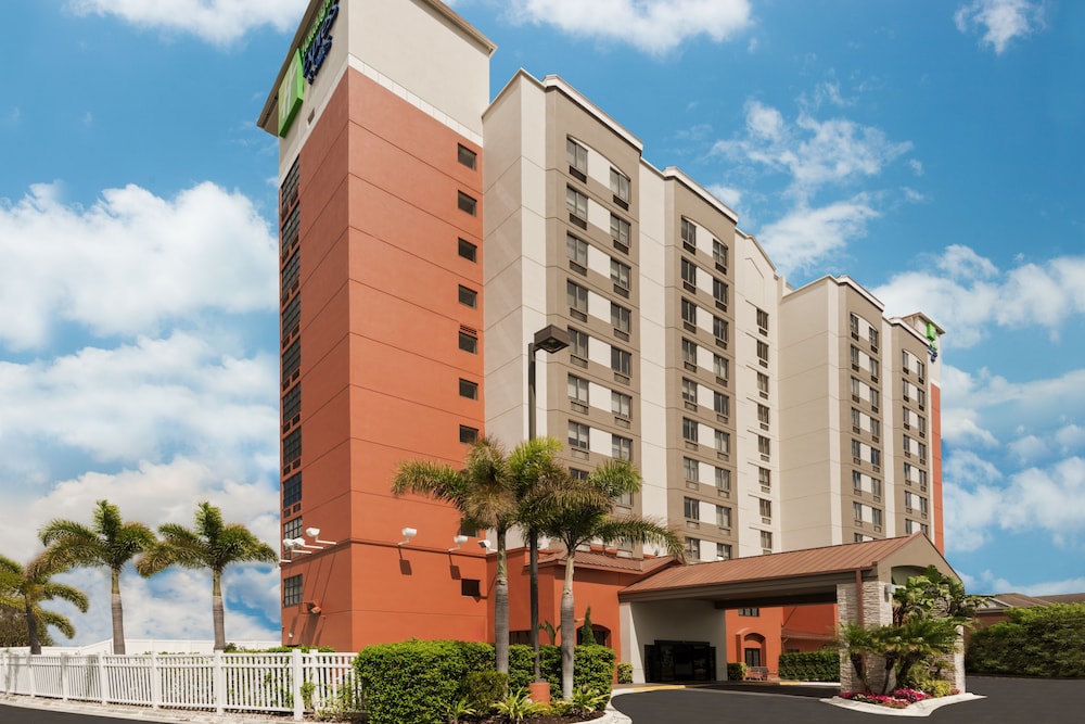 Holiday Inn Express & Suites Nearest Universal Orlando by IHG — Hotel building in Orlando, Florida