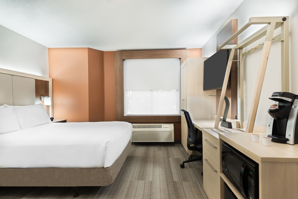 Holiday Inn Express & Suites Nearest Universal Orlando by IHG — Hotel rooms in Orlando, Florida