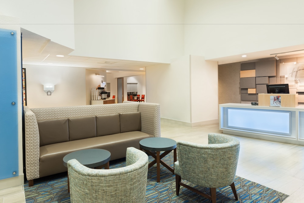 Holiday Inn Express & Suites Nearest Universal Orlando by IHG — Hotel building in Orlando, Florida