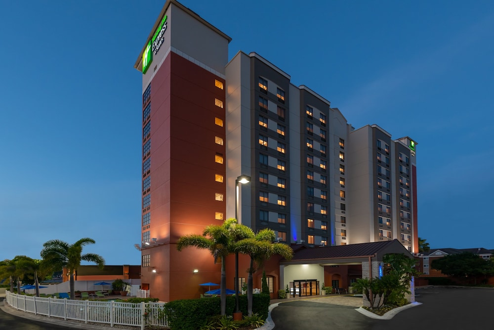 Holiday Inn Express & Suites Nearest Universal Orlando by IHG — Hotel building in Orlando, Florida