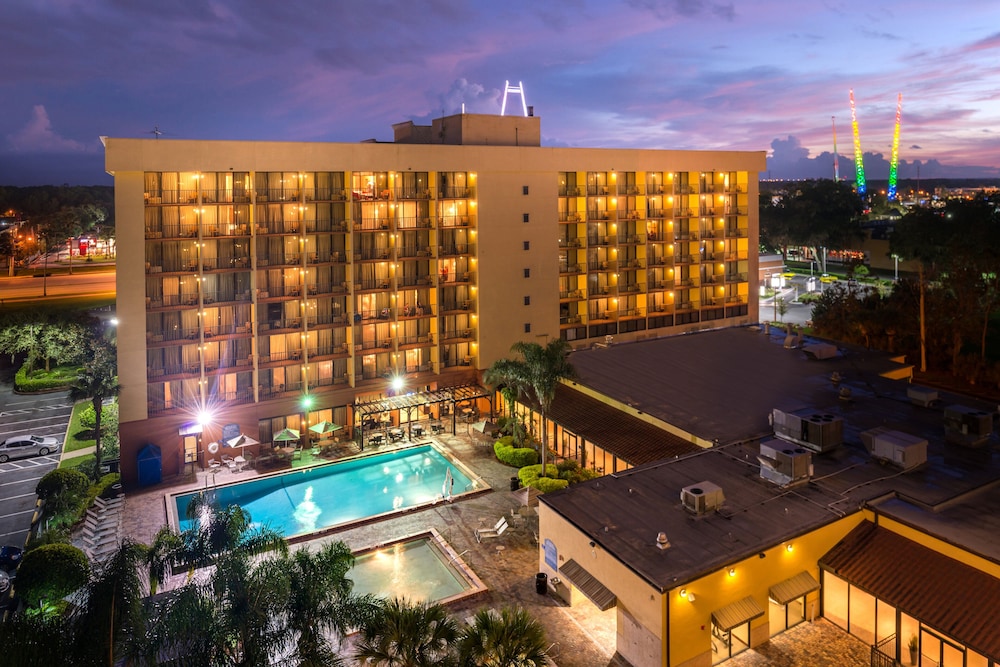Holiday Inn & Suites Orlando SW - Celebration Area by IHG — Hotel building in Kissimmee, Florida
