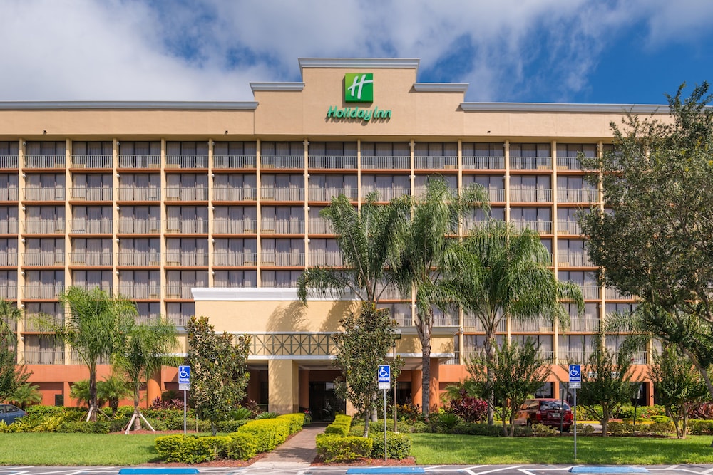 Holiday Inn & Suites Orlando SW - Celebration Area by IHG — Hotel building in Kissimmee, Florida
