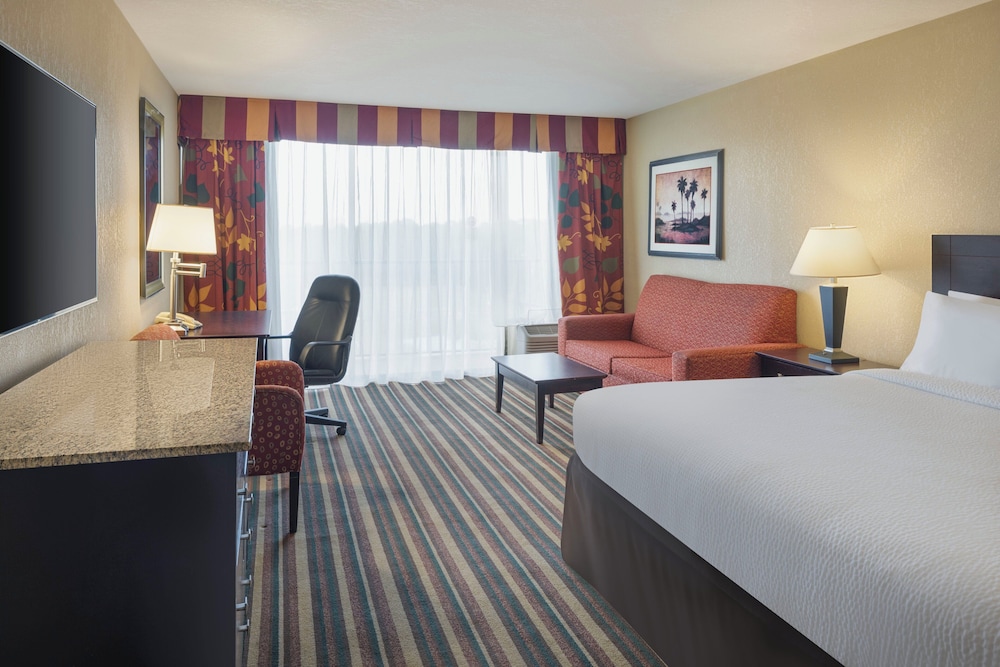 Holiday Inn & Suites Orlando SW - Celebration Area by IHG — Hotel rooms in Kissimmee, Florida