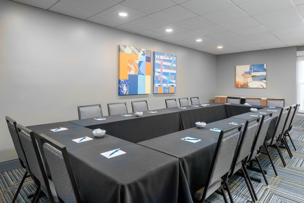 Homewood Suites by Hilton® Orlando-UCF Area — Hotel building in Orlando, Florida