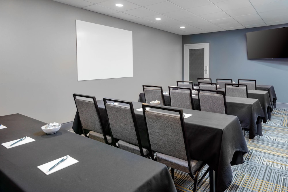 Homewood Suites by Hilton® Orlando-UCF Area — Hotel building in Orlando, Florida