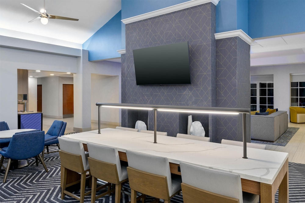 Homewood Suites by Hilton® Orlando-UCF Area — Hotel building in Orlando, Florida