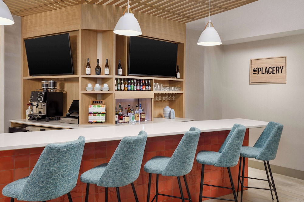Hyatt Place across from Universal Orlando Resort — Restaurant & bars in Orlando, Florida